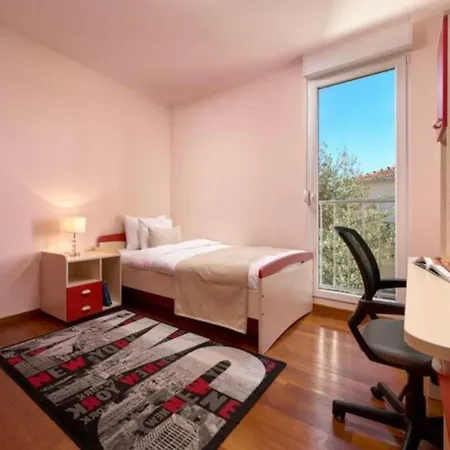 Apartment Sea View&garage - Modern 3br