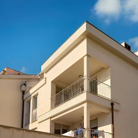 Sea View & Garage - Modern 3br شقة